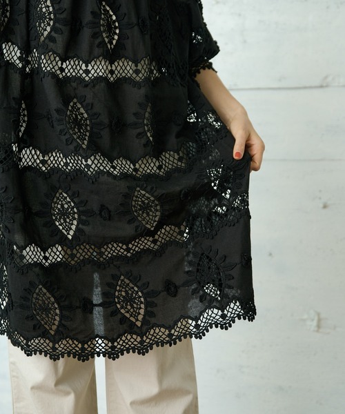 PUAL CE CIN（ピュアルセシン）の「ケミカルレース刺繍チュニック（シャツ/ブラウス・レディース・ブラック/ホワイト・FREE）」の8枚目の写真