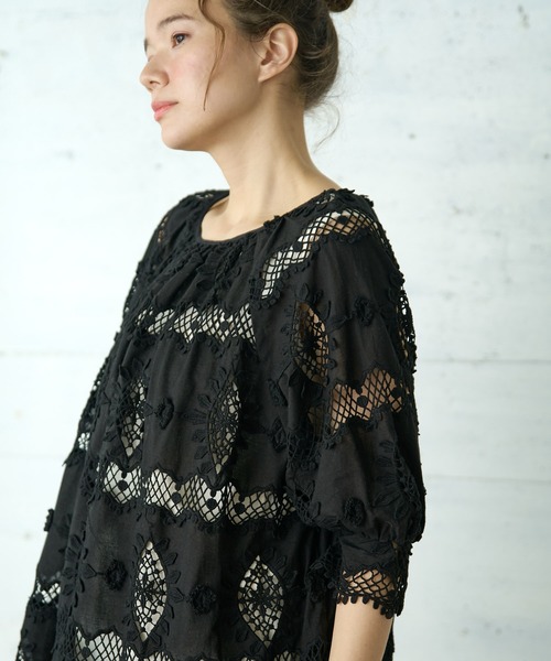 PUAL CE CIN（ピュアルセシン）の「ケミカルレース刺繍チュニック（シャツ/ブラウス・レディース・ブラック/ホワイト・FREE）」の6枚目の写真