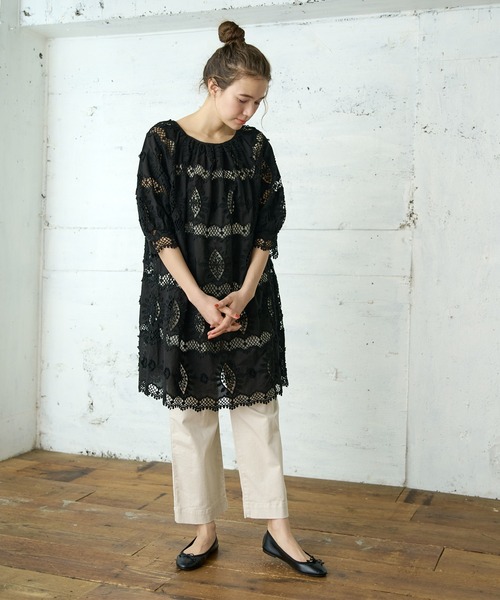 PUAL CE CIN（ピュアルセシン）の「ケミカルレース刺繍チュニック（シャツ/ブラウス・レディース・ブラック/ホワイト・FREE）」の4枚目の写真