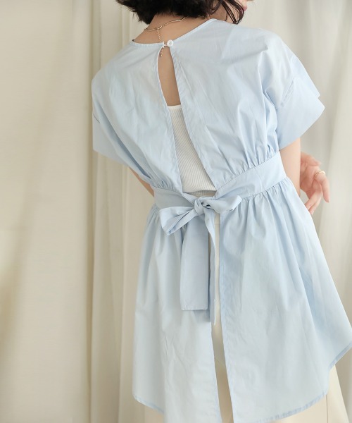 Bab(バブ)の「【WEB限定】バックオープンリボンブラウス(シャツ/ブラウス・レディース・オフホワイト/ブルー/ブラック・38)」の1枚目の写真