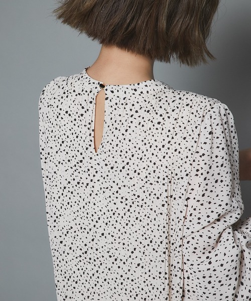 un dix cors（アンディコール）の「女性らしい繊細なデザイン　ダルメシアンプリントプリーツワンピース（ワンピース・レディース・ブラック/オフホワイト・FREE）」の3枚目の写真