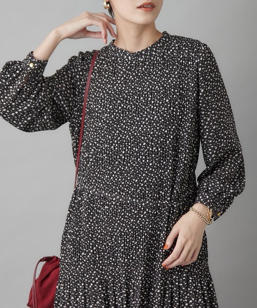 送料無料 女性らしい繊細なデザイン ダルメシアンプリントプリーツワンピース 短納期 早者勝ち