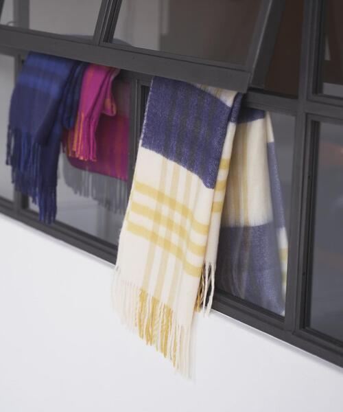 coen（コーエン）の「フェザータッチチェック柄ストール（ストール/ショール・レディース・ベージュ/ネイビー/ピンク/ナチュラル・FREE）」の21枚目の写真