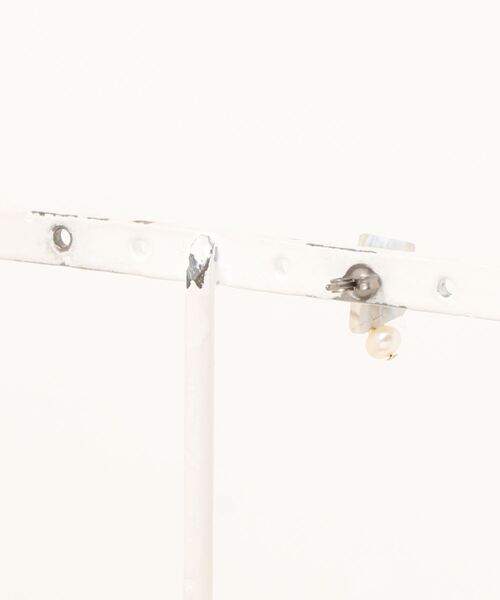 CERCA（チェルカ）の「September/ストライプ オパール 　1pcs pierce（ピアス（片耳用）・レディース・グレー・FREE）」の2枚目の写真