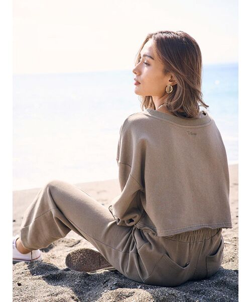 To the sea(トゥーザシー)の「2WAYクロップドスウェット(スウェット・レディース・オリーブ・FREE)」の2枚目の写真
