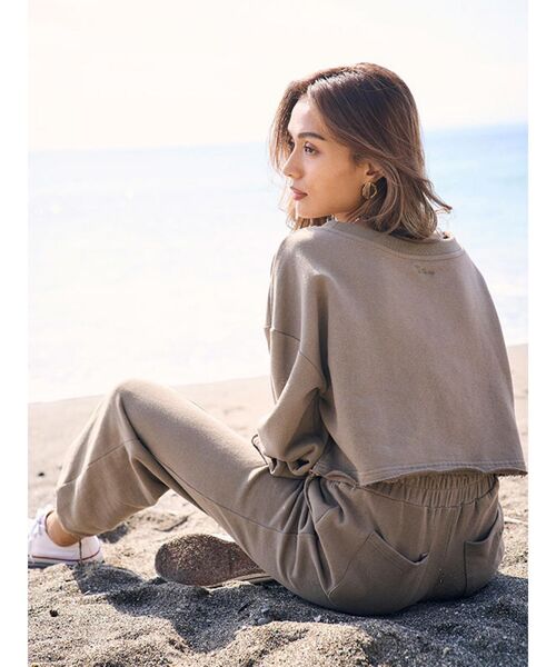 To the sea(トゥーザシー)の「2WAYクロップドスウェット(スウェット・レディース・オリーブ・FREE)」の3枚目の写真