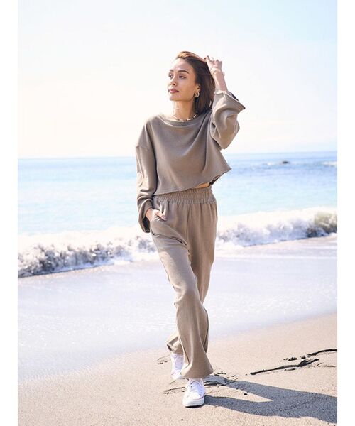 To the sea(トゥーザシー)の「2WAYクロップドスウェット(スウェット・レディース・オリーブ・FREE)」の4枚目の写真