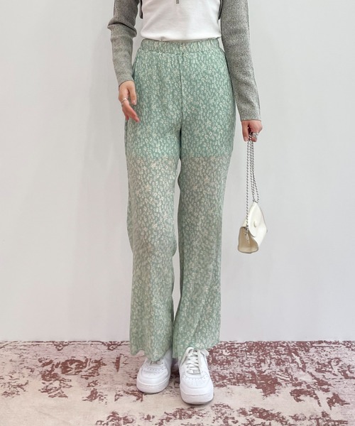 EPIMI E'PIMMY（エピミエピミー）の「フラワープリントプリーツパンツ（その他パンツ・レディース・オフホワイト/グリーン系その他・MEDIUM）」の2枚目の写真