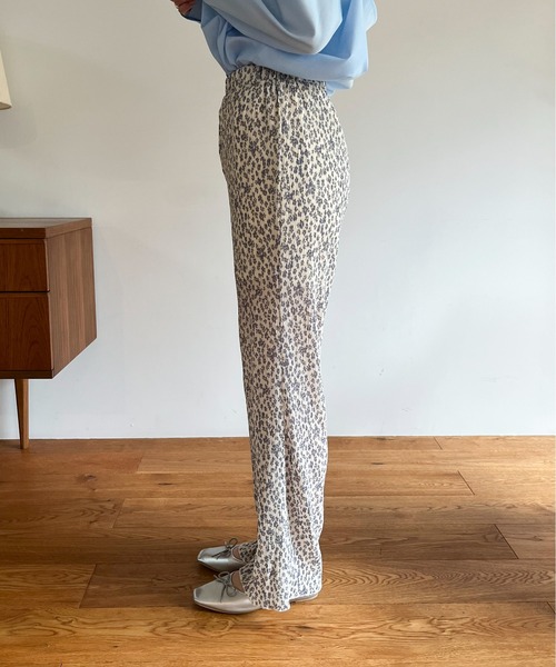 EPIMI E'PIMMY（エピミエピミー）の「フラワープリントプリーツパンツ（その他パンツ・レディース・オフホワイト/グリーン系その他・MEDIUM）」の7枚目の写真