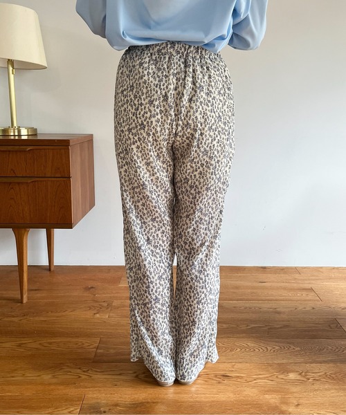 EPIMI E'PIMMY（エピミエピミー）の「フラワープリントプリーツパンツ（その他パンツ・レディース・オフホワイト/グリーン系その他・MEDIUM）」の5枚目の写真