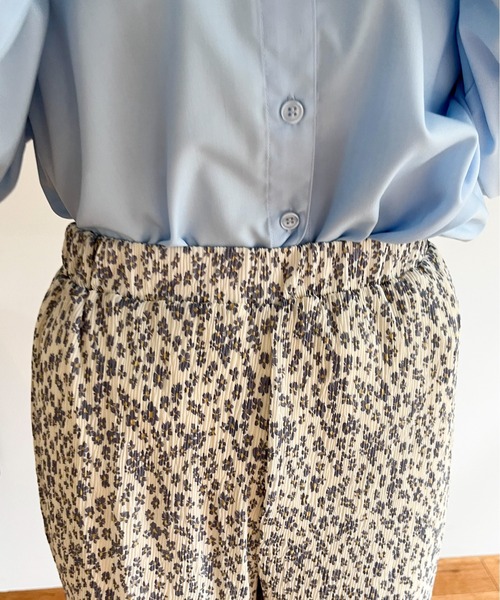 EPIMI E'PIMMY（エピミエピミー）の「フラワープリントプリーツパンツ（その他パンツ・レディース・オフホワイト/グリーン系その他・MEDIUM）」の3枚目の写真