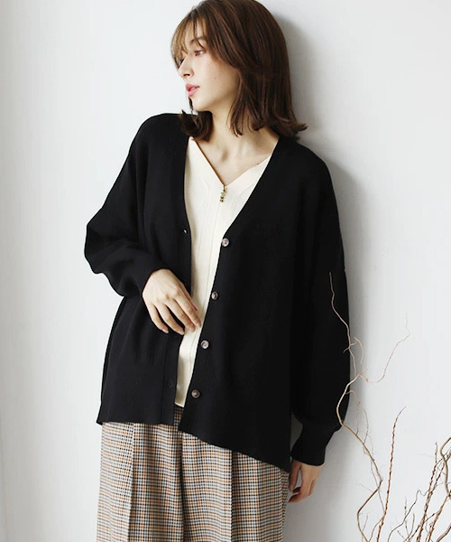 REAL CUBE(リアルキューブ)の「静電気防止リブポンチョカーディガン(カーディガン/ボレロ・レディース・グリーン/ブラウン/ブラック/ブルー/ピンク・FREE)」の2枚目の写真