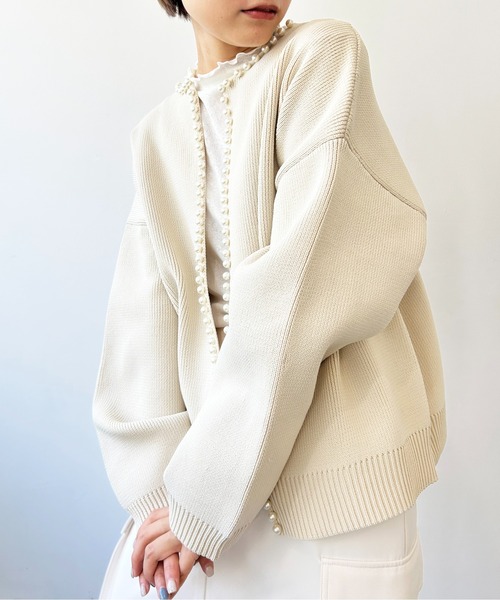 Meli rich（メリーリッチ）の「パールニットカーディガン（カーディガン/ボレロ・レディース・アイボリー/ブラック/パープル/イエロー/グレー/ネイビー・FREE）」の2枚目の写真