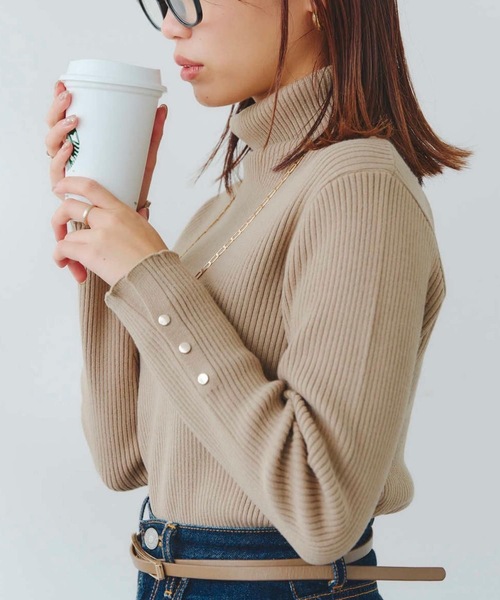 Chez toi(シェトワ)の「袖口ボタンリブタートルニット(ニット/セーター・レディース・オフホワイト/ブラック/ベージュ/アイボリー・FREE)」の4枚目の写真