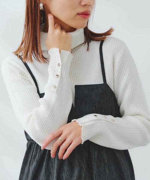Chez toi(シェトワ)の「袖口ボタンリブタートルニット(ニット/セーター・レディース・オフホワイト/ブラック/ベージュ/アイボリー・FREE)」の1枚目の写真