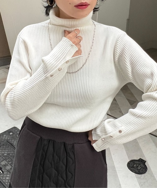 Chez toi(シェトワ)の「袖口ボタンリブタートルニット(ニット/セーター・レディース・オフホワイト/ブラック/ベージュ/アイボリー・FREE)」の14枚目の写真