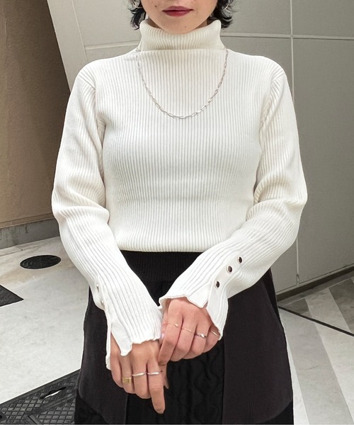 Chez toi(シェトワ)の「袖口ボタンリブタートルニット(ニット/セーター・レディース・オフホワイト/ブラック/ベージュ/アイボリー・FREE)」の12枚目の写真