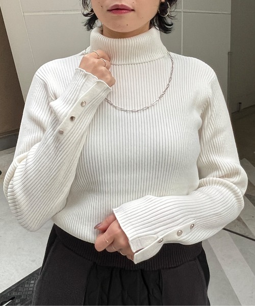 Chez toi(シェトワ)の「袖口ボタンリブタートルニット(ニット/セーター・レディース・オフホワイト/ブラック/ベージュ/アイボリー・FREE)」の21枚目の写真