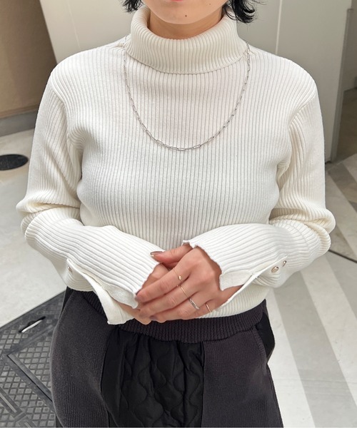 Chez toi(シェトワ)の「袖口ボタンリブタートルニット(ニット/セーター・レディース・オフホワイト/ブラック/ベージュ/アイボリー・FREE)」の6枚目の写真