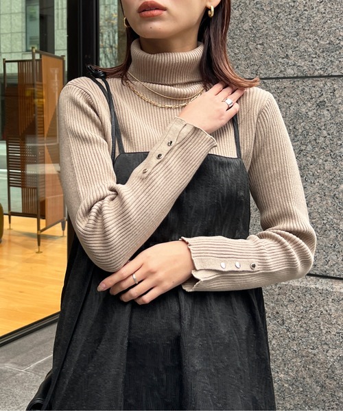 Chez toi(シェトワ)の「袖口ボタンリブタートルニット(ニット/セーター・レディース・オフホワイト/ブラック/ベージュ/アイボリー・FREE)」の11枚目の写真
