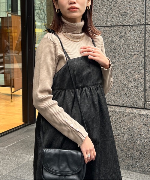 Chez toi(シェトワ)の「袖口ボタンリブタートルニット(ニット/セーター・レディース・オフホワイト/ブラック/ベージュ/アイボリー・FREE)」の9枚目の写真
