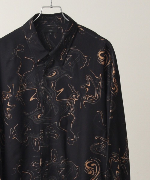 Art re A select（アトリエセレクト）の「Drape Georgette Whole Pattern Oversized Shirt/とろみドレープジョーゼット 総柄長袖オーバーサイズシャツ（シャツ/ブラウス・メンズ・ブルー系その他/ブラックミックス/ブラック系その他7/グレー系その他2/グレー系その他3/キャメル/ホワイト系その他3/ブラック系その他4/ブラック系その他6/ブラウン系その他3/ベージュ系その他2/ホワイト系その他/ベージュ系その他/ブラック系その他/ホワイト系その他2/ホワイト系その他4/ブラック系その他3/ブラック系その他5/ブラウン系その他2/ブラック系その他2/ブラウン系その他4/ブラウン系その他5/ブルー系その他2/グレー系その他/ブラウン系その他/ホワイト×ブルー/ブラック×レッド/ホワイト系その他6/ベージュ×ブラック/ホワイト系その他7/ダークブラック/ホワイト系その他5/ブラック×ホワイト/ブラック×ブラック/ブラック×グレー/ブラック系/グレー系その他4/ブラック系1/ブラック系3/ブラック系2/ブラック系4/ホワイト系/ホワイト系1/ホワイト系2/ブラウン系その他6/オリーブ系/ダークベージュ/ベージュ系その他3・M/L）」の19枚目の写真