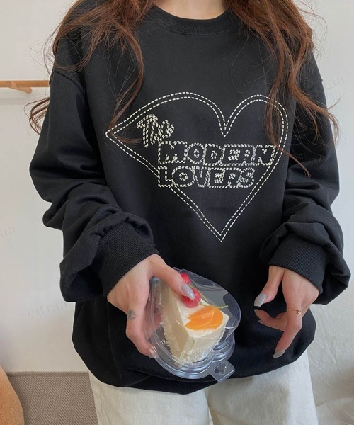 Dalfwin(ダールフィン)の「2023AW 秋冬新作 韓国ファッション 裏起毛なし MODERNハートプリントスウェット スウェット トレーナー カットソー トップス(スウェット・レディース・ブラック/グレー系その他・FREE)」の4枚目の写真