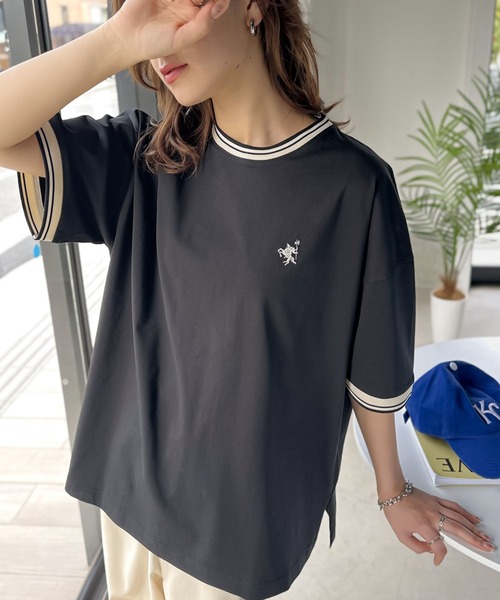 Java（ジャバ）の「《JaVa ジャバコラボ》夏に大活躍！大人のこなれカジュアル。綿100%シルケット 配色刺繍 オーバーサイズ シンプル半袖Tシャツ（Tシャツ/カットソー・レディース・オフホワイト/アイボリー/グレイッシュベージュ/ネイビー/グリーン/ブラック/ホワイト×ブラック/ブルー/ピンク・MEDIUM/LARGE/SMALL/X-LARGE）」の4枚目の写真