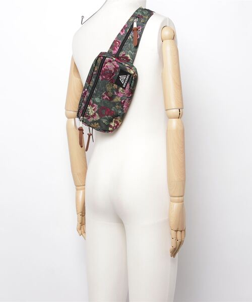 GREGORY（グレゴリー）の「HIPMATE L / ヒップメイト / ガーデンタペストリー（ボディバッグ/ウエストポーチ・メンズ・レッド系その他・ONE SIZE）」の2枚目の写真