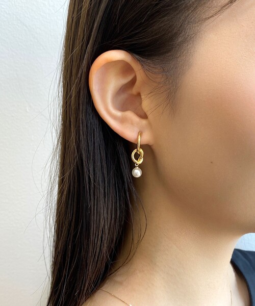 OPAQUE.CLIP（オペークドットクリップ）の「◆結びメタルフェイクパール付ピアス（ピアス（両耳用）・レディース・ホワイト系3・00）」の5枚目の写真