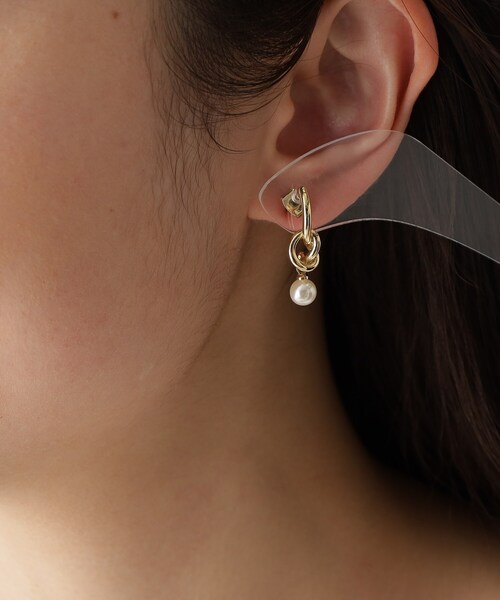 OPAQUE.CLIP（オペークドットクリップ）の「◆結びメタルフェイクパール付ピアス（ピアス（両耳用）・レディース・ホワイト系3・00）」の3枚目の写真