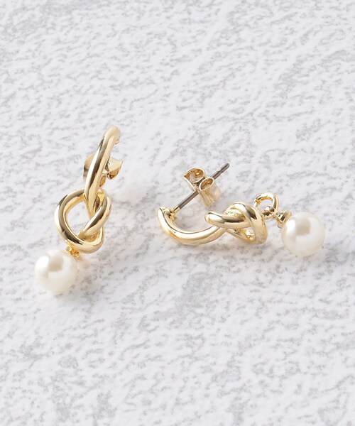OPAQUE.CLIP（オペークドットクリップ）の「◆結びメタルフェイクパール付ピアス（ピアス（両耳用）・レディース・ホワイト系3・00）」の2枚目の写真