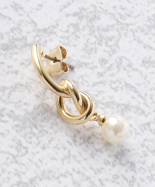 OPAQUE.CLIP（オペークドットクリップ）の「◆結びメタルフェイクパール付ピアス（ピアス（両耳用）・レディース・ホワイト系3・00）」の6枚目の写真