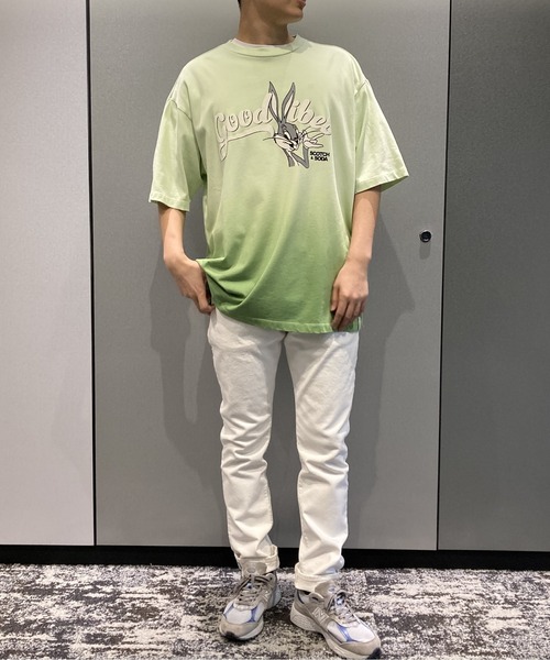 SCOTCH&SODA(スコッチアンドソーダ)の「LOONEY TUNES x SCOTCH & SODA ユニセックスタイダイTシャツ【172388】(Tシャツ/カットソー・メンズ・ライム・MEDIUM/LARGE/SMALL)」の2枚目の写真