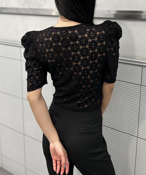 LVEU.(ラブユ.)の「Puff shoulder short sleeve lace tops / パフショルダーショートスリーブレーストップス(Tシャツ/カットソー・レディース・ブラック/ホワイト・FREE)」の4枚目の写真