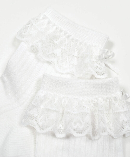 BeBe Petits Pois Vert（ベベプチポワヴェール）の「【店舗限定】ハート柄レースリボンソックス(15~24cm)（ソックス/靴下・キッズ・ホワイト/ブラック・L/XL/M）」の5枚目の写真