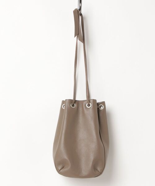 hobo(ホーボー)の「HOBO/ホーボー DRAWSTRING POUCH SHRINK LEATHER ドローストリングポーチ シュリンクレザー(ハンドバッグ・メンズ・グレー・ONE SIZE)」の1枚目の写真
