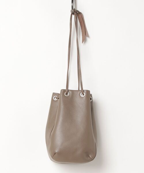hobo(ホーボー)の「HOBO/ホーボー DRAWSTRING POUCH SHRINK LEATHER ドローストリングポーチ シュリンクレザー(ハンドバッグ・メンズ・グレー・ONE SIZE)」の2枚目の写真