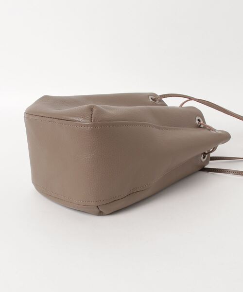 hobo(ホーボー)の「HOBO/ホーボー DRAWSTRING POUCH SHRINK LEATHER ドローストリングポーチ シュリンクレザー(ハンドバッグ・メンズ・グレー・ONE SIZE)」の3枚目の写真
