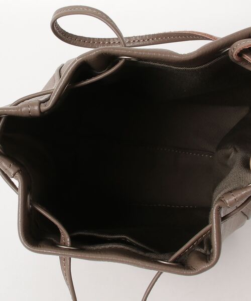 hobo(ホーボー)の「HOBO/ホーボー DRAWSTRING POUCH SHRINK LEATHER ドローストリングポーチ シュリンクレザー(ハンドバッグ・メンズ・グレー・ONE SIZE)」の4枚目の写真