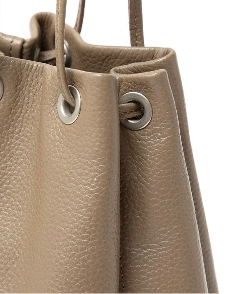 hobo(ホーボー)の「HOBO/ホーボー DRAWSTRING POUCH SHRINK LEATHER ドローストリングポーチ シュリンクレザー(ハンドバッグ・メンズ・グレー・ONE SIZE)」の8枚目の写真