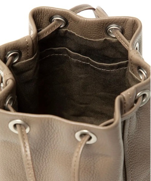 hobo(ホーボー)の「HOBO/ホーボー DRAWSTRING POUCH SHRINK LEATHER ドローストリングポーチ シュリンクレザー(ハンドバッグ・メンズ・グレー・ONE SIZE)」の9枚目の写真