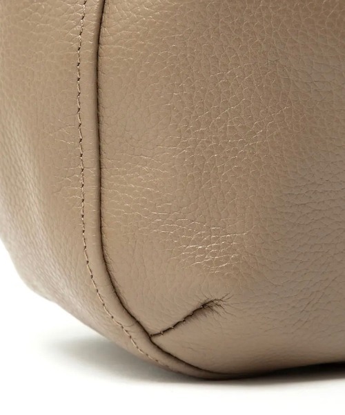 hobo(ホーボー)の「HOBO/ホーボー DRAWSTRING POUCH SHRINK LEATHER ドローストリングポーチ シュリンクレザー(ハンドバッグ・メンズ・グレー・ONE SIZE)」の10枚目の写真