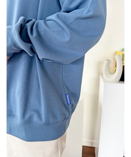 Reebok(リーボック)の「Reebok リーボック WEB限定 別注 ブランド ロゴ ワンポイントスキッパーネック 裏毛 長袖 プルオーバー スウェット トレーナー(スウェット・メンズ・ブルー/ホワイト/ブラック・M/LL/L)」の10枚目の写真