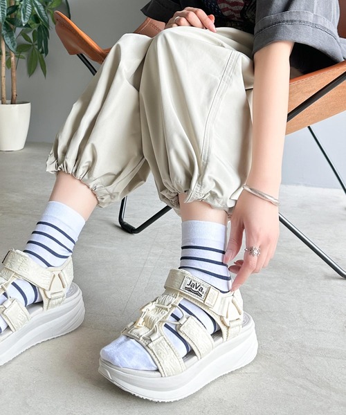 Java（ジャバ）の「《Javaジャバコラボ》足元からお洒落をアップデート♪ベルクログルカ風厚底サンダル ストラップあり（サンダル・レディース・アイボリー/ブラック・24.5cm/23.5cm/22.5cm/25.5cm）」の17枚目の写真