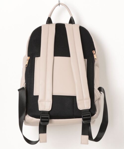 COOCO（クーコ）の「フェイクレザー１０ポケットミディアムサイズリュック／Ａ４対応（バックパック/リュック・レディース・ライトグレー/ブラック・9）」の9枚目の写真