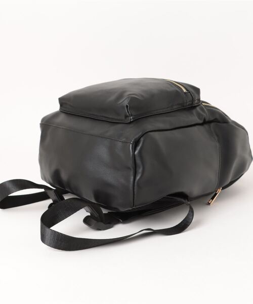 COOCO（クーコ）の「フェイクレザー１０ポケットミディアムサイズリュック／Ａ４対応（バックパック/リュック・レディース・ライトグレー/ブラック・9）」の8枚目の写真