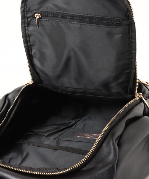 COOCO（クーコ）の「フェイクレザー１０ポケットミディアムサイズリュック／Ａ４対応（バックパック/リュック・レディース・ライトグレー/ブラック・9）」の7枚目の写真