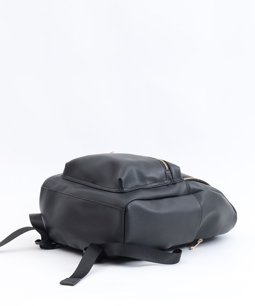 COOCO（クーコ）の「フェイクレザー１０ポケットミディアムサイズリュック／Ａ４対応（バックパック/リュック・レディース・ライトグレー/ブラック・9）」の3枚目の写真