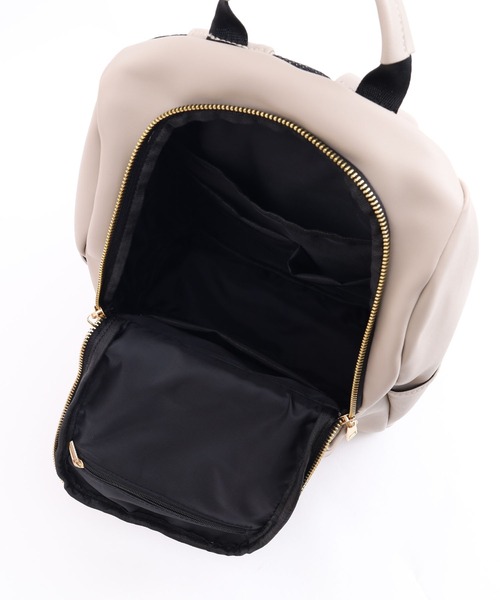 COOCO（クーコ）の「フェイクレザー１０ポケットミディアムサイズリュック／Ａ４対応（バックパック/リュック・レディース・ライトグレー/ブラック・9）」の15枚目の写真